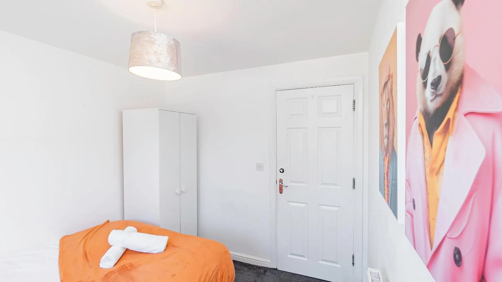 The Elms City Edge Stays With Parking! Contractors, Nhs, Professionals - Long Stay Savings! Cardiff 0*,
